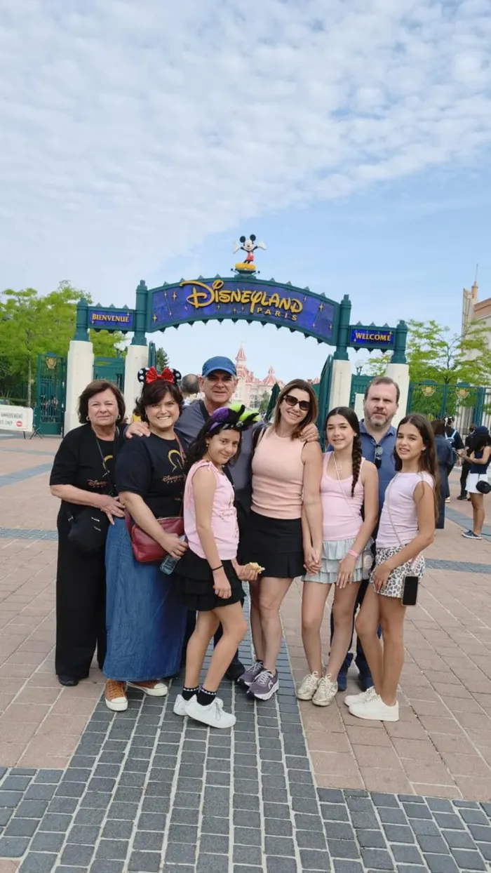 Família brasileira na entrada da Disneyland Paris