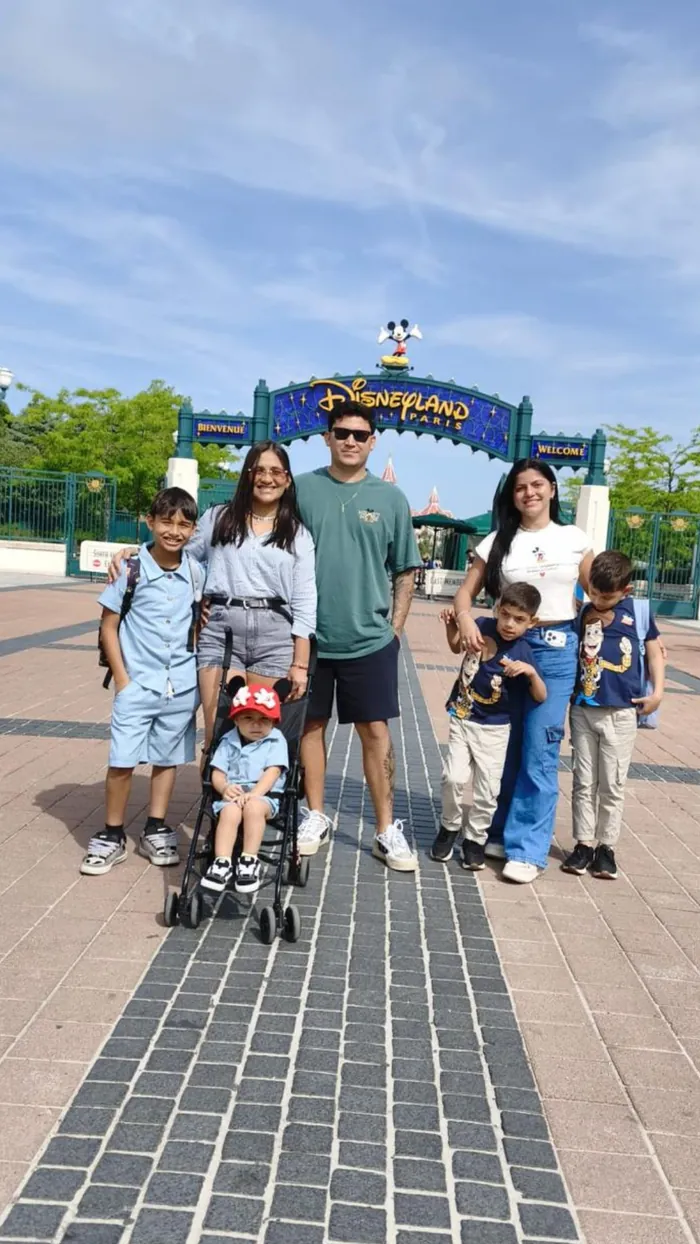 Família com crianças na Disneyland Paris