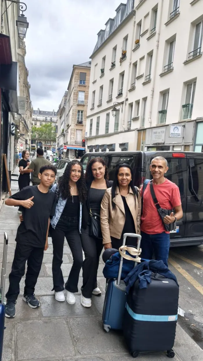 Família brasileira embarcando na van em rua de Paris